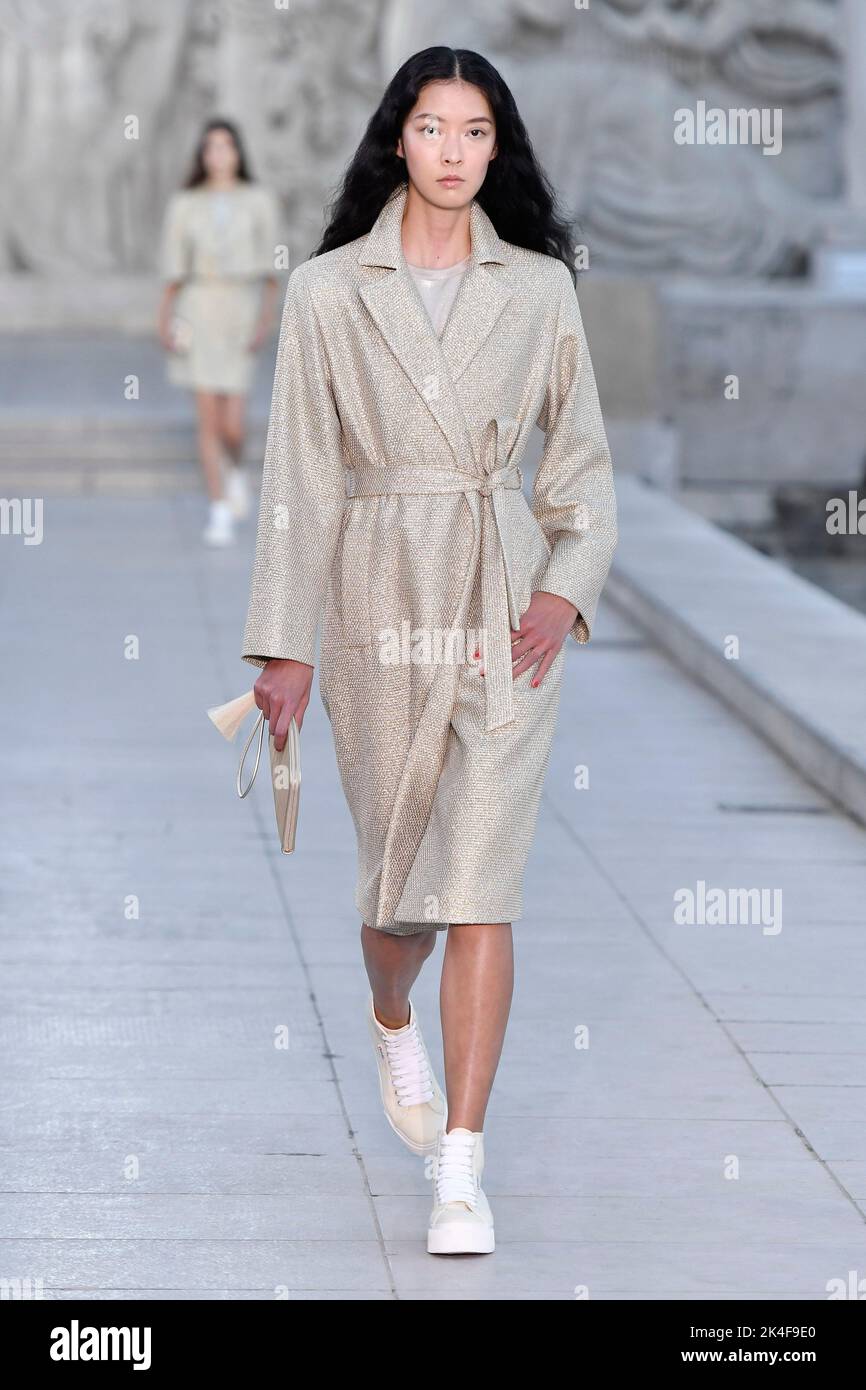 Paris, France. 01st Oct, 2022. A model walks on the runway at the Akris fashion show during the Spring Summer 2023 Collections Fashion Show at Paris Fashion Week in Paris on October 1 2022. (Photo by Jonas Gustavsson/Sipa USA) Credit: Sipa USA/Alamy Live News Stock Photo