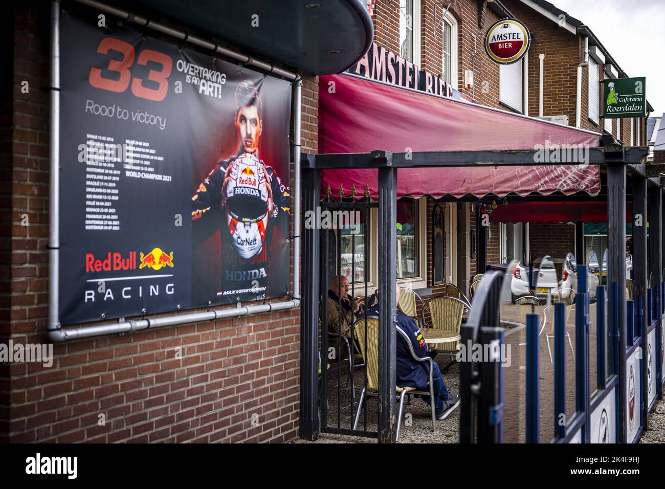2022-10-02 14:13:57 MONTFORT - Max Verstappen fans gather at a cafe to watch the Singapore Grand Prix. It is the sixth race before the end of the season and with a win Verstappen could already be world champion. Jos Verstappen, father of, is originally from the Limburg village. ANP ROB ENGELAAR netherlands out - belgium out Stock Photo