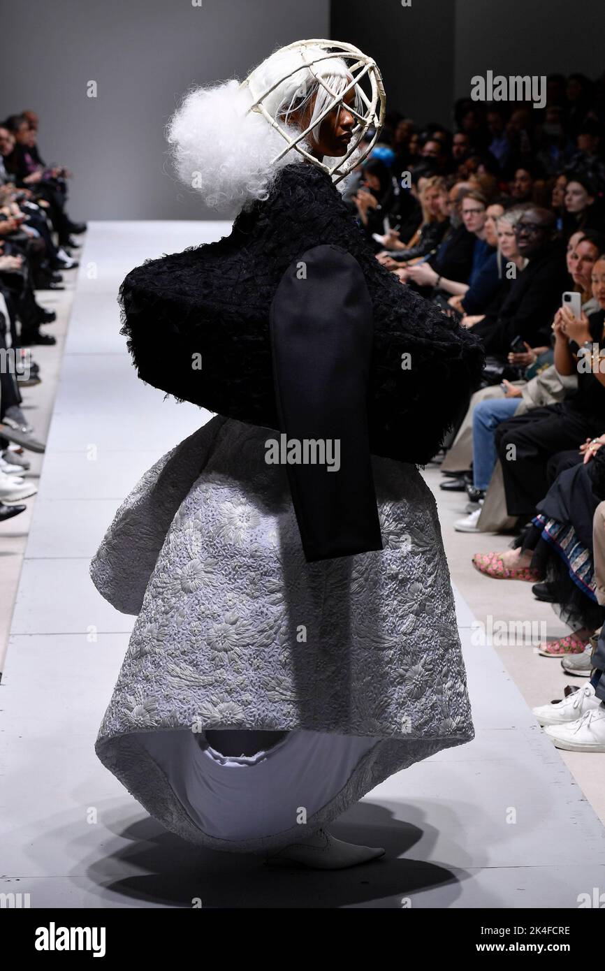 Paris, France. 01st Oct, 2022. A model walks on the runway at the Commercial des Garcons fashion show during the Spring Summer 2023 Collections Fashion Show at Paris Fashion Week in Paris on October 1 2022. (Photo by Jonas Gustavsson/Sipa USA) Credit: Sipa USA/Alamy Live News Stock Photo