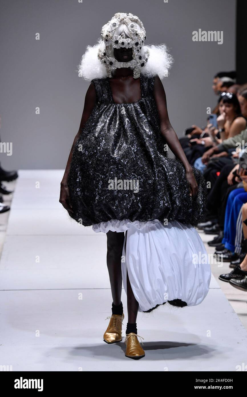 Paris, France. 01st Oct, 2022. A model walks on the runway at the Commercial des Garcons fashion show during the Spring Summer 2023 Collections Fashion Show at Paris Fashion Week in Paris on October 1 2022. (Photo by Jonas Gustavsson/Sipa USA) Credit: Sipa USA/Alamy Live News Stock Photo
