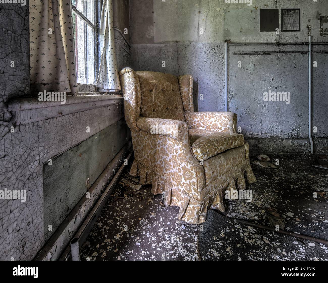 old abandoned hospital morgue and gurney Stock Photo - Alamy