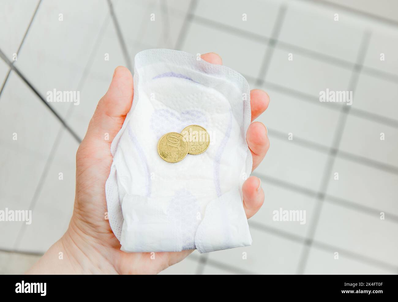 Maxi pad toilet hires stock photography and images Alamy