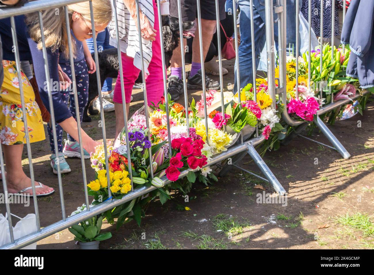 WINDSOR, ENGLAND 11 September 2022 People laying flowers outside