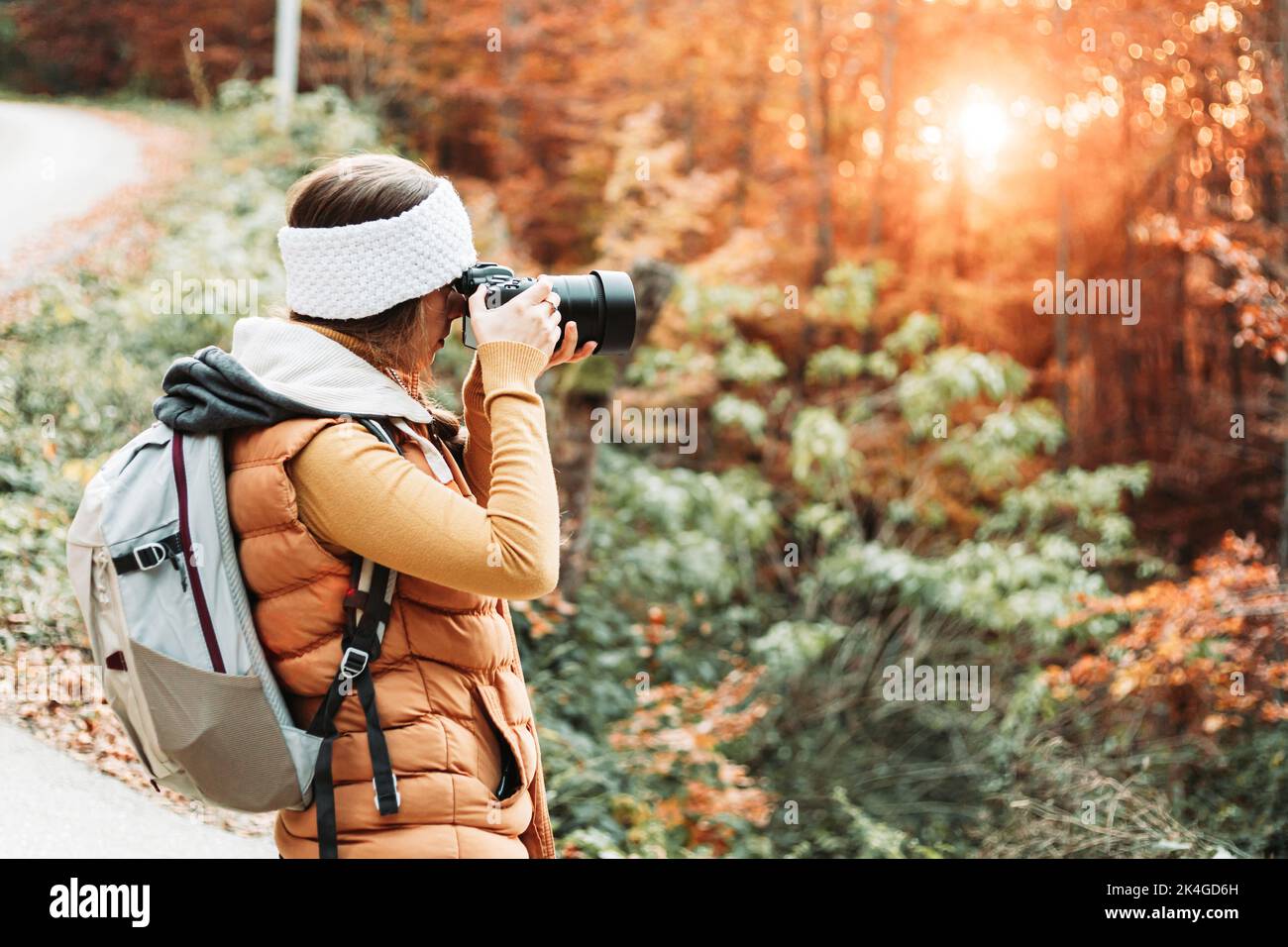 Female photographer nature hi-res stock photography and images - Alamy