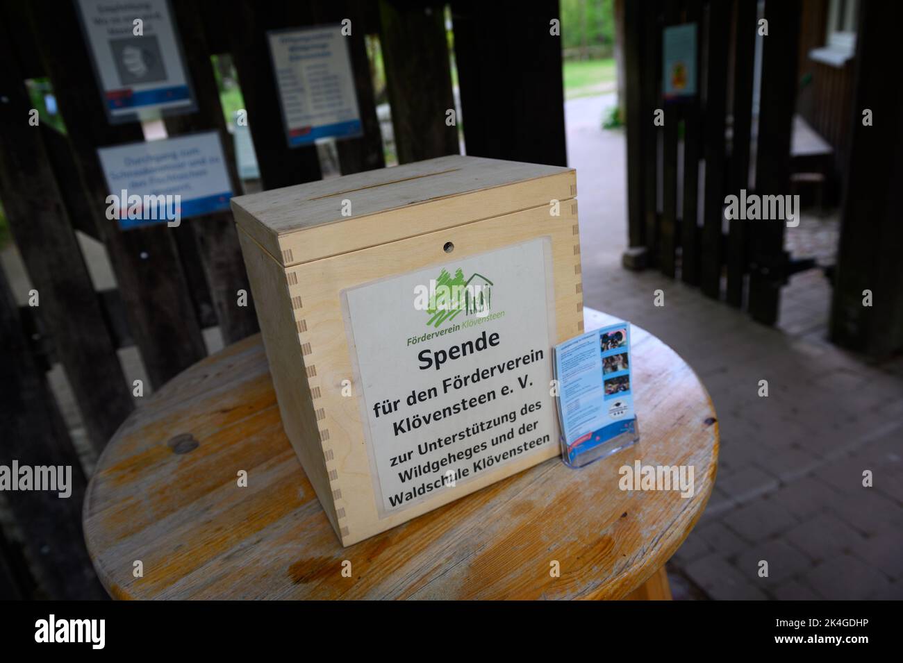 Hamburg, Germany. 07th May, 2022. A donation box for the 'Förderverein Klövensteen e.V.' is located in the entrance area of the Klövensteen Game Reserve. Credit: Jonas Walzberg/dpa/Alamy Live News Stock Photo