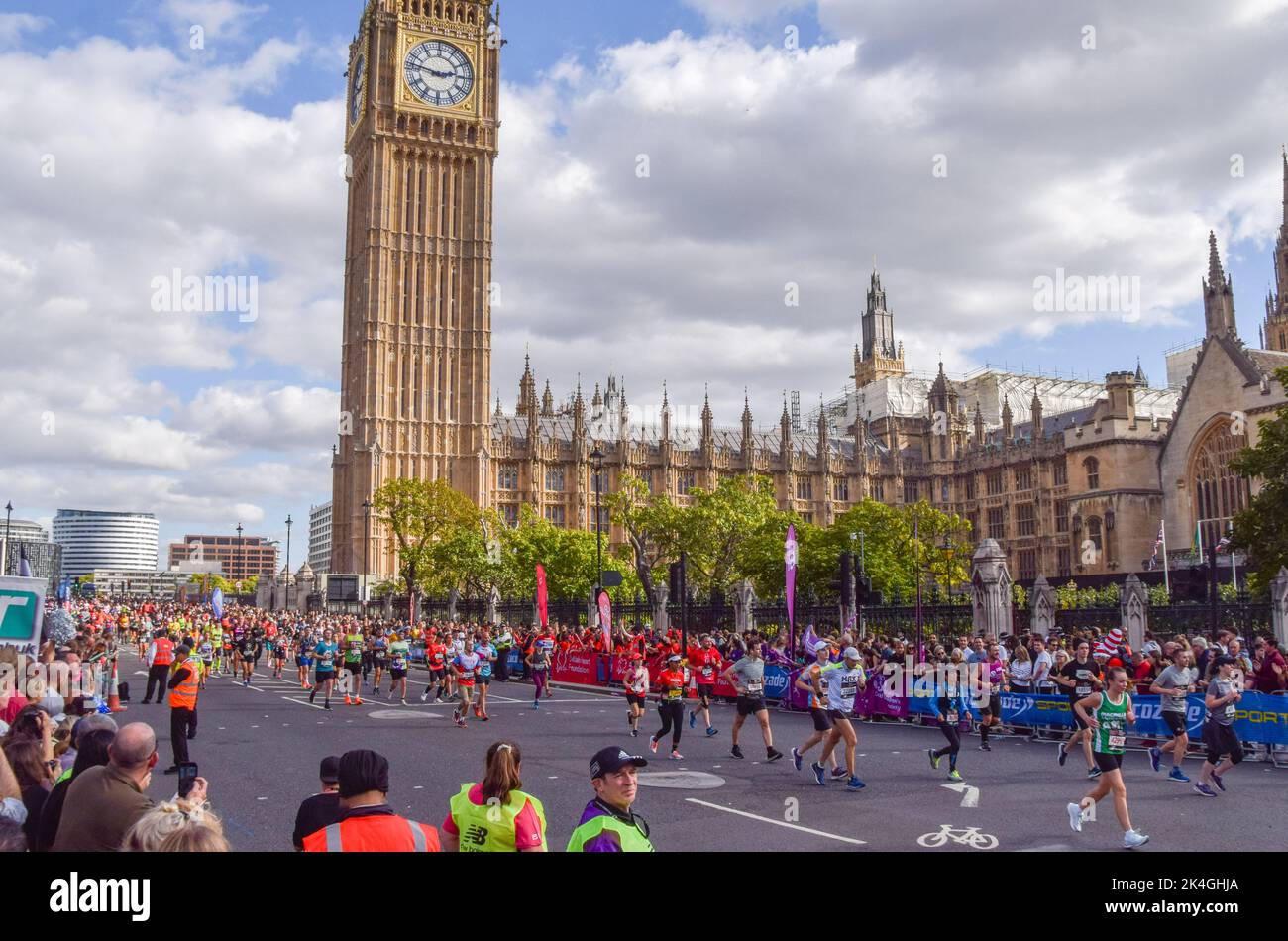London, UK. 2nd October 2022. London Marathon passes through Parliament Square past Big Ben and Houses of Parliament. Credit: Vuk Valcic/Alamy Live News Stock Photo
