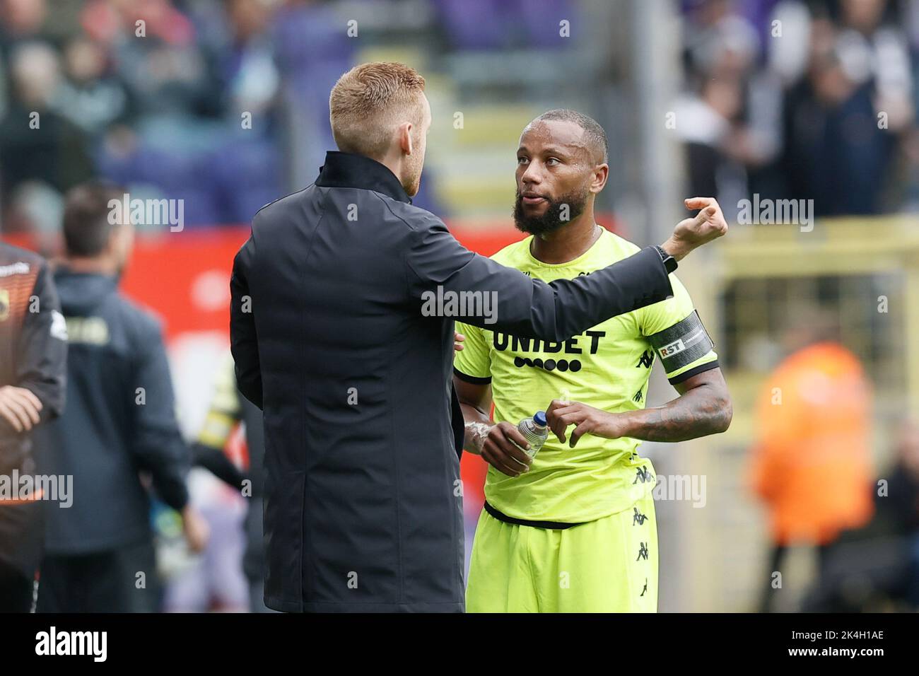 Charleroi's head coach Edward Still and Charleroi's Marco Ilaimaharitra pictured during a soccer match between RSCA Anderlecht and Sporting Charleroi, Sunday 02 October 2022 in Anderlecht, on day 10 of the 2022-2023 'Jupiler Pro League' first division of the Belgian championship. BELGA PHOTO BRUNO FAHY Stock Photo