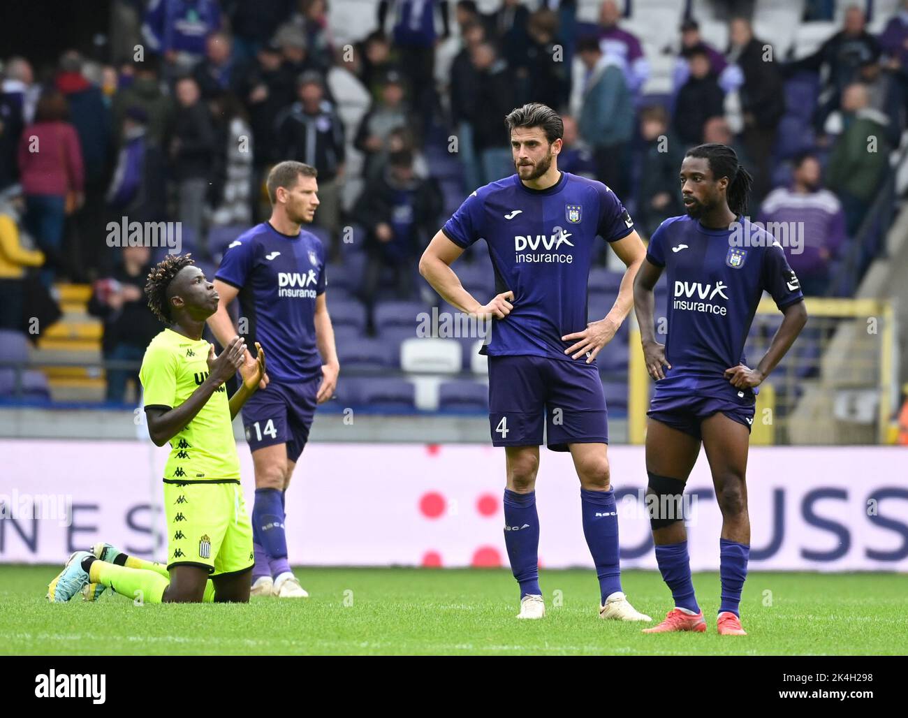 Anderlecht's players react during a soccer match between RSCA Anderlecht and Sporting Charleroi, Sunday 02 October 2022 in Anderlecht, on day 10 of the 2022-2023 'Jupiler Pro League' first division of the Belgian championship. BELGA PHOTO JOHN THYS Stock Photo