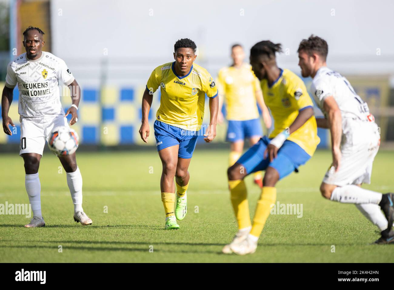 Beveren's Taofeek Ismaheel and Lierse's Brent Laes fight for the ball during a soccer match between SK Beveren and Lierse Kempenzonen, Sunday 02 October 2022 in Beveren-Waas, on day 7 of the 2022-2023 'Challenger Pro League' 1B second division of the Belgian championship. BELGA PHOTO FILIP LANSZWEERT Stock Photo