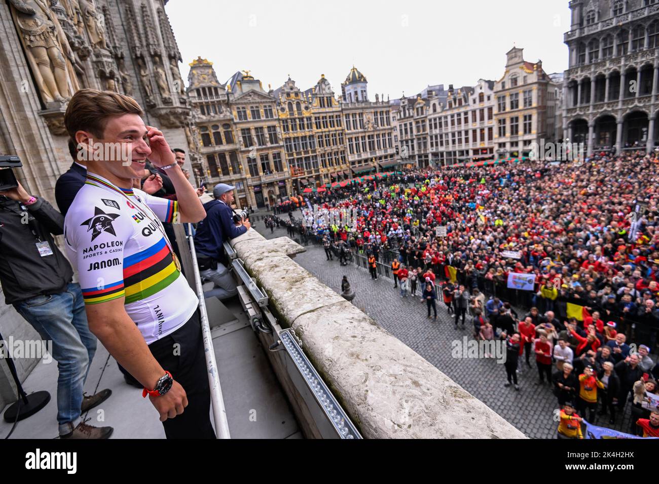 Belgian new world champion Remco Evenepoel pictured during the celebration on the balcony of Brussels city hall on the Grand-Place - Grote Markt, with cycling world champion, Sunday 02 October 2022, part of the celebration of world champion Evenepoel, the 22 years old, from Schepdael, Dilbeek, became world champion after a great season with a win at the Vuelta, first Belgian in 44 years to win a big tour, the Vuelta. BELGA PHOTO POOL LAURIE DIEFFEMBACQ Stock Photo