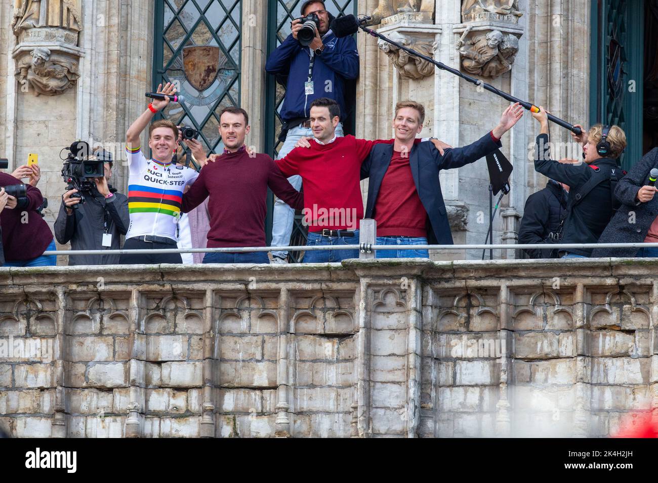 Belgian new world champion Remco Evenepoel pictured at the celebration on the balcony of Brussels city hall on the Grand-Place - Grote Markt, with cycling world champion, Sunday 02 October 2022, part of the celebration of world champion Evenepoel, the 22 years old, from Schepdael, Dilbeek, became world champion after a great season with a win at the Vuelta, first Belgian in 44 years to win a big tour, the Vuelta. BELGA PHOTO NICOLAS MAETERLINCK Stock Photo