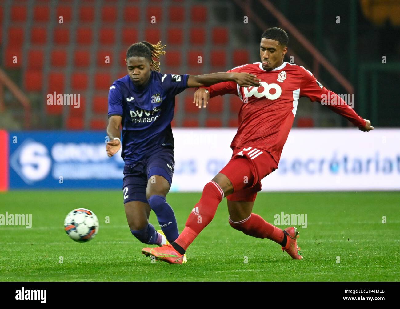 Deinze's Gaetan Hendrickx and RSCA Futures' Agyei Enock fight for the ball  during a soccer match between RSC Anderlecht Futures and KMSK Deinze,  Sunday 14 August 2022 in Anderlecht, on day 1