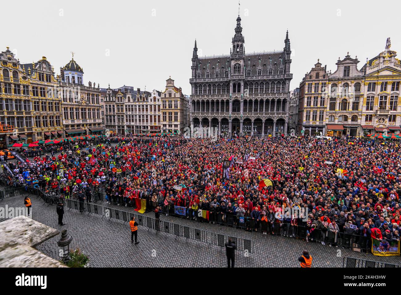 Belgian fans and supporters pictured during the celebration on the balcony of Brussels city hall on the Grand-Place - Grote Markt, with cycling world champion, Sunday 02 October 2022, part of the celebration of world champion Evenepoel, the 22 years old, from Schepdael, Dilbeek, became world champion after a great season with a win at the Vuelta, first Belgian in 44 years to win a big tour, the Vuelta. BELGA PHOTO POOL LAURIE DIEFFEMBACQ Stock Photo