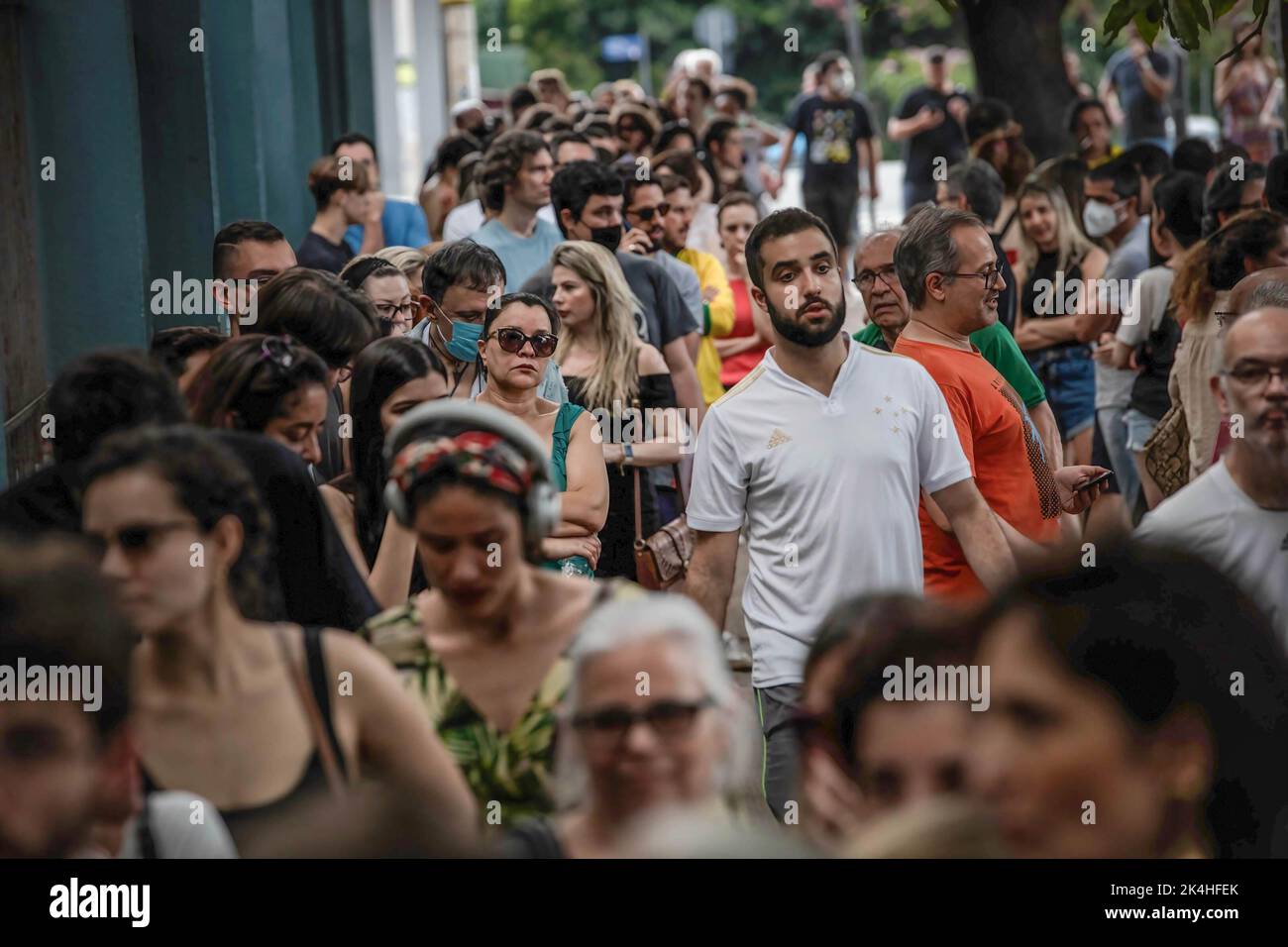 Belo Horizonte, Brazil. 02nd Oct, 2022. Brazilian citizens wait in line during general elections day at a polling station in Belo Horizonte, Minas Gerais State Capital. (Photo by Ivan Abreu/SOPA Images/Sipa USA) Credit: Sipa USA/Alamy Live News Stock Photo