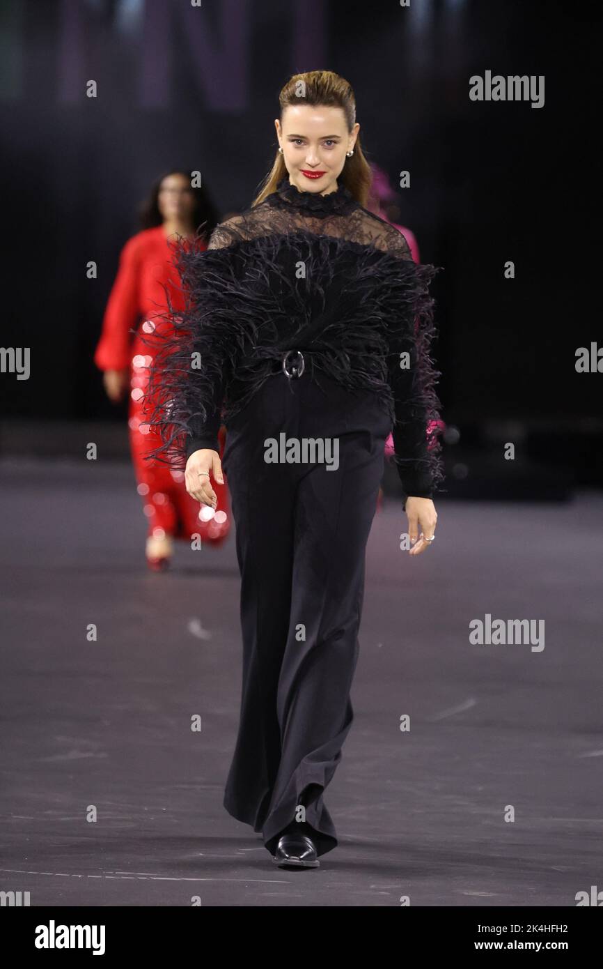 Katherine Langford walks the runway during the L'Oreal Womenswear  Spring/Summer 2023 show as part of Paris Fashion Week in Paris, France on  October 02, 2022. Photo by Aurore Marechal/ABACAPRESS.COM Stock Photo 