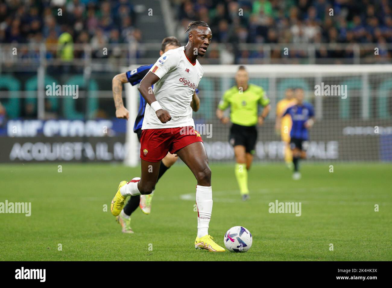 Milan, Italy. 01st Oct, 2022. Italy, Milan, oct 1 2022: Tammy Abraham (Roma striker) attacks the penalty area in the second half during soccer game FC INTER vs AS ROMA, Serie A Tim 2022-2023 day8 San Siro stadium (Photo by Fabrizio Andrea Bertani/Pacific Press) Credit: Pacific Press Media Production Corp./Alamy Live News Stock Photo