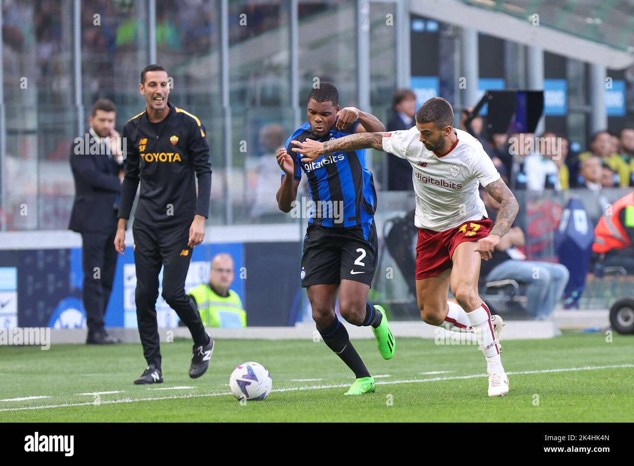 Milan, Italy. 01st Oct, 2022. Italy, Milan, oct 1 2022: Denzel Dumfries (fc Inter defender) runs up the field in the first half during soccer game FC INTER vs AS ROMA, Serie A Tim 2022-2023 day8 San Siro stadium (Photo by Fabrizio Andrea Bertani/Pacific Press) Credit: Pacific Press Media Production Corp./Alamy Live News Stock Photo