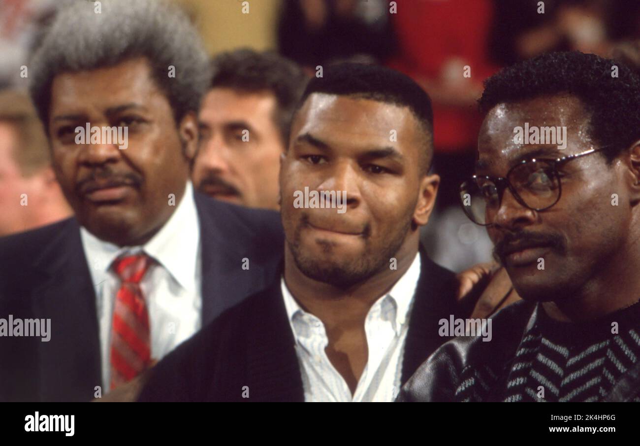 Boxing promoter Don King, boxing champion Mike Tyson, and NFL Chicago Bears star running back attend a Chicago Bulls basketball game, ca. 1990 Stock Photo