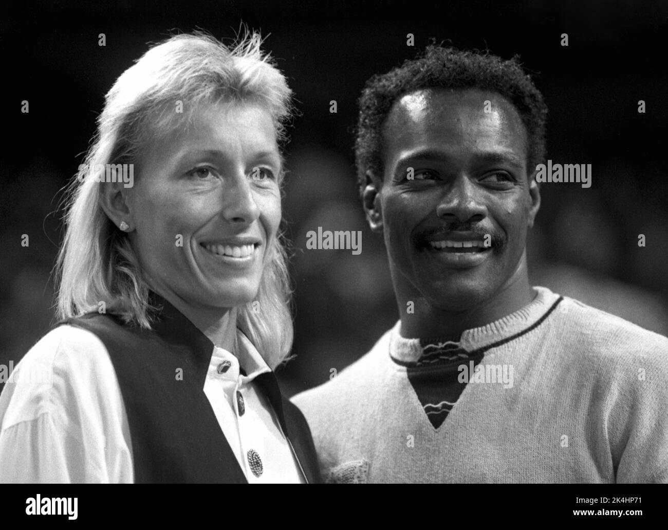 Tennis star Martina Navratilova and NFL Hall of Famer Walter Payton are shown together at a Chicago Bulls basketball game. ca. 1990. Stock Photo