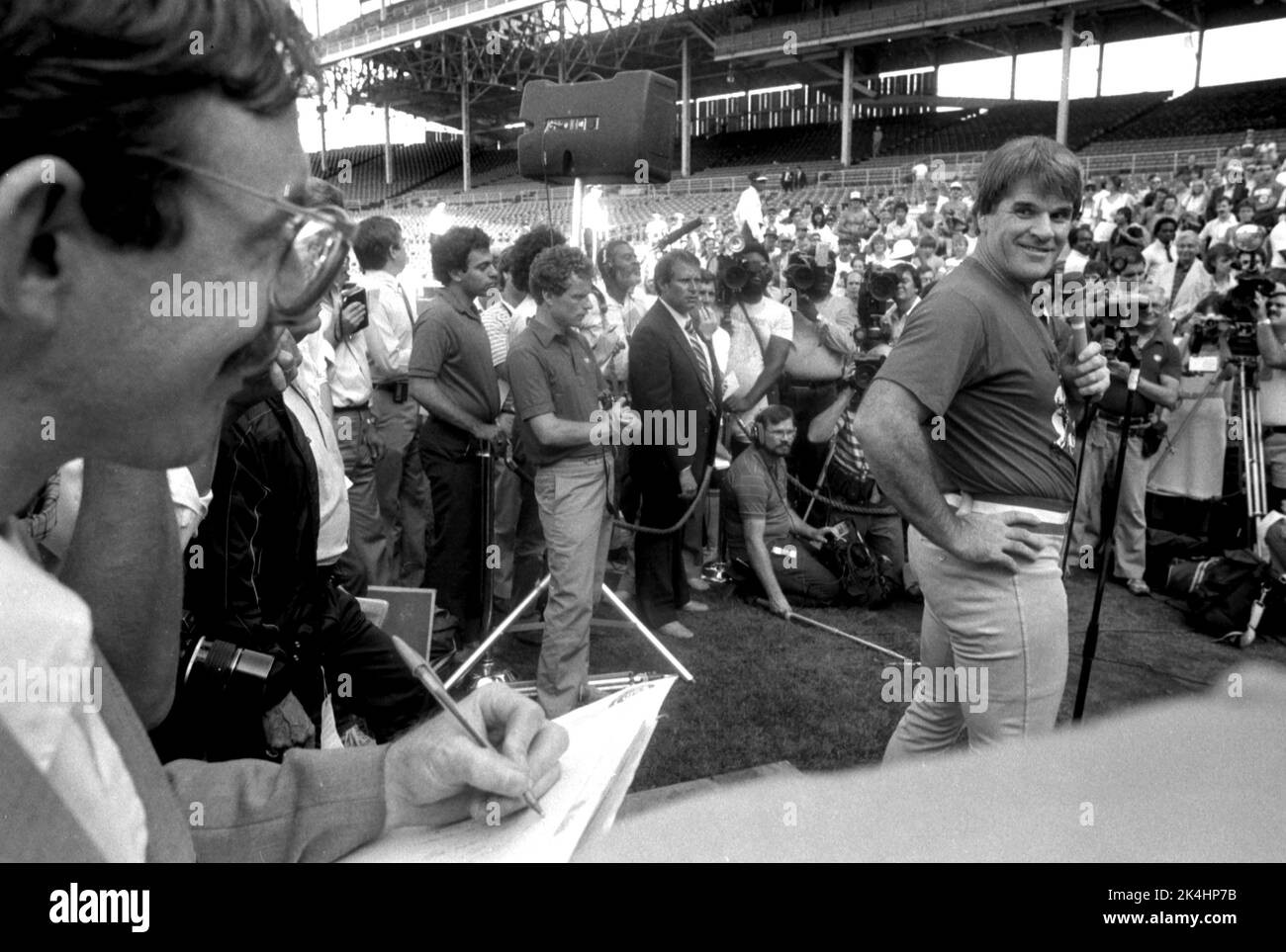 Pete Rose, player manager of the Cincinnati Reds, meets with the press before a game against the Chicago Cubs at Wrigley Field,   ca. 1985 Stock Photo