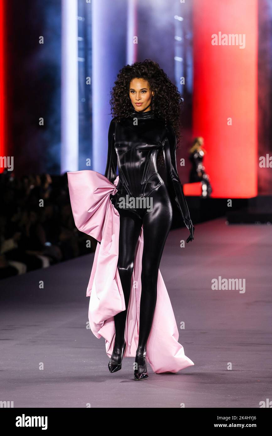 Paris, France. 02nd Oct, 2022. Cindy Bruna walks the runway of the Le Défilé L'Oréal during Paris Fashion Week Ready to Wear Spring/Summer 2023 on October 03, 2022 in Paris, France. (Photo by Lyvans Boolaky/ÙPtertainment/Sipa USA) Credit: Sipa USA/Alamy Live News Stock Photo