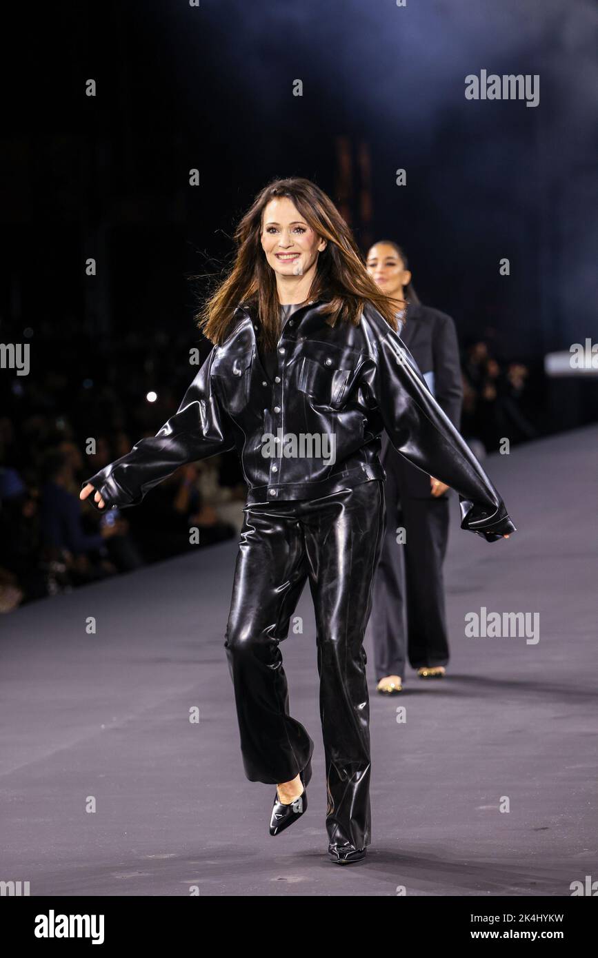 Paris, France. 02nd Oct, 2022. Iris Berben walks the runway of the Le Défilé L'Oréal during Paris Fashion Week Ready to Wear Spring/Summer 2023 on October 03, 2022 in Paris, France. (Photo by Lyvans Boolaky/ÙPtertainment/Sipa USA) Credit: Sipa USA/Alamy Live News Stock Photo