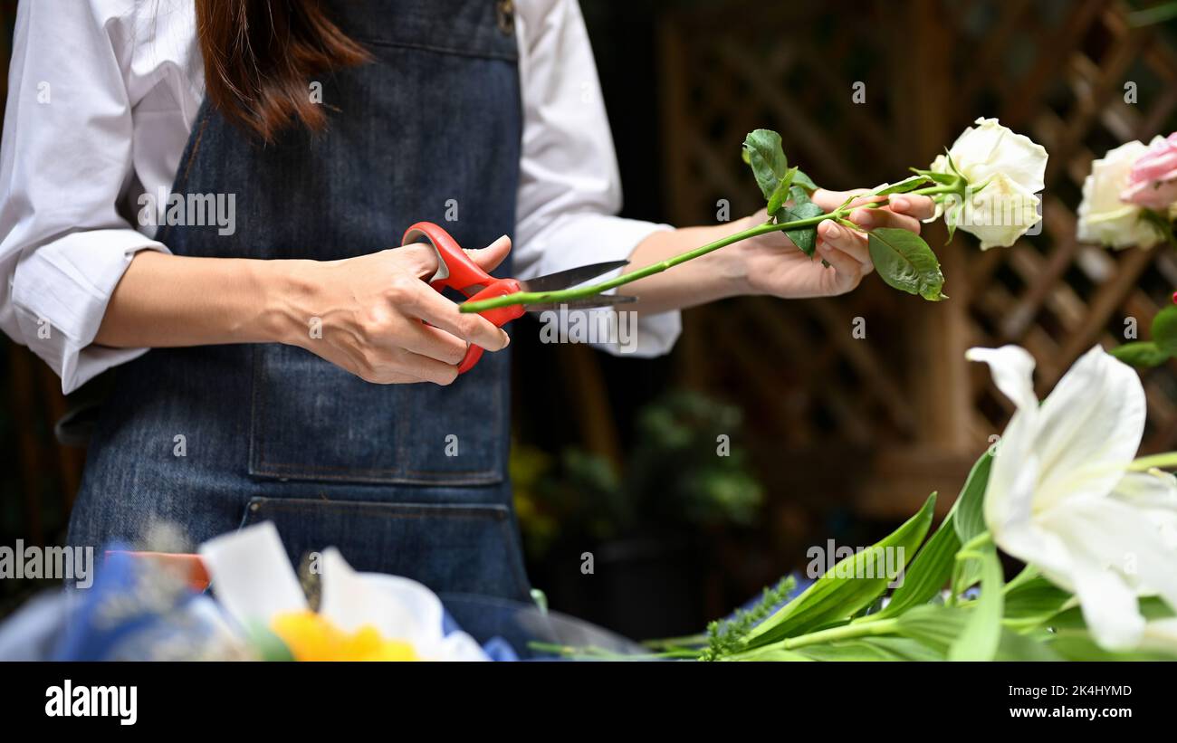 Florist using scissors making hi-res stock photography and images - Alamy