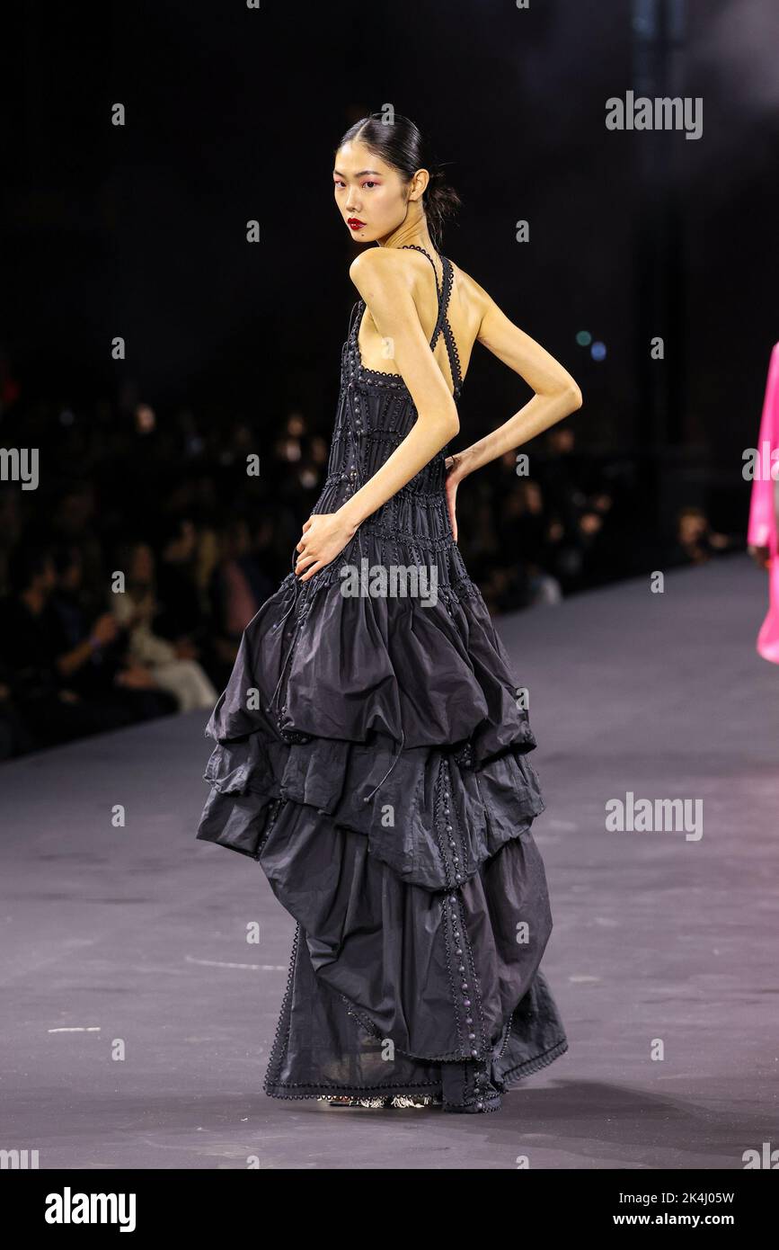 Katherine Langford walks the runway during the L'Oreal Womenswear  Spring/Summer 2023 show as part of Paris Fashion Week in Paris, France on  October 02, 2022. Photo by Aurore Marechal/ABACAPRESS.COM Stock Photo 