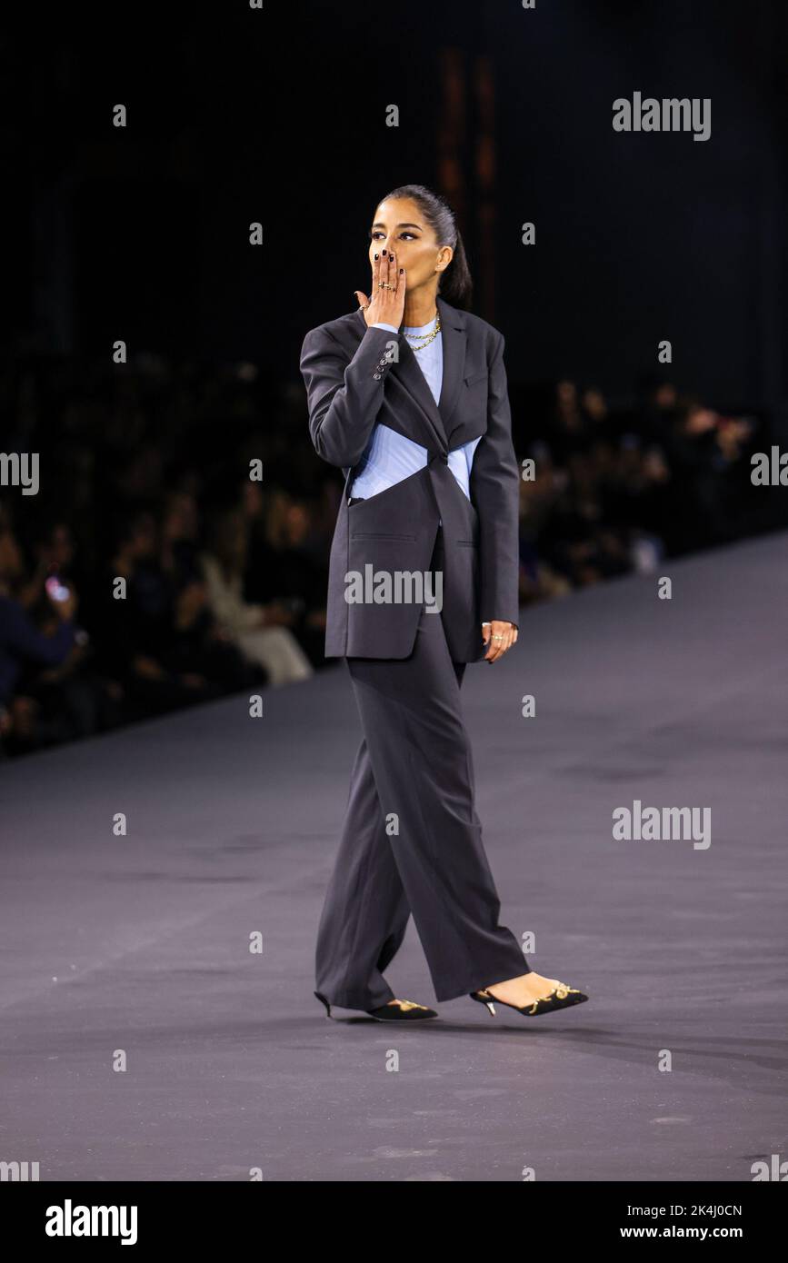 Liya Kebede walks the runway during the L'Oreal show as part of Paris  Fashion Week Womenswear Spring/Summer 2022 in Paris, France on October 03,  2021. Photo by Aurore Marechal/ABACAPRESS.COM Stock Photo 