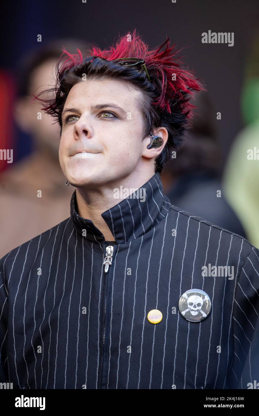English alternative rock performer Yungblud prepares to enter the field before halftime of the Minnesota Vikings vs New Orleans Saints NFL Game on Sun Stock Photo