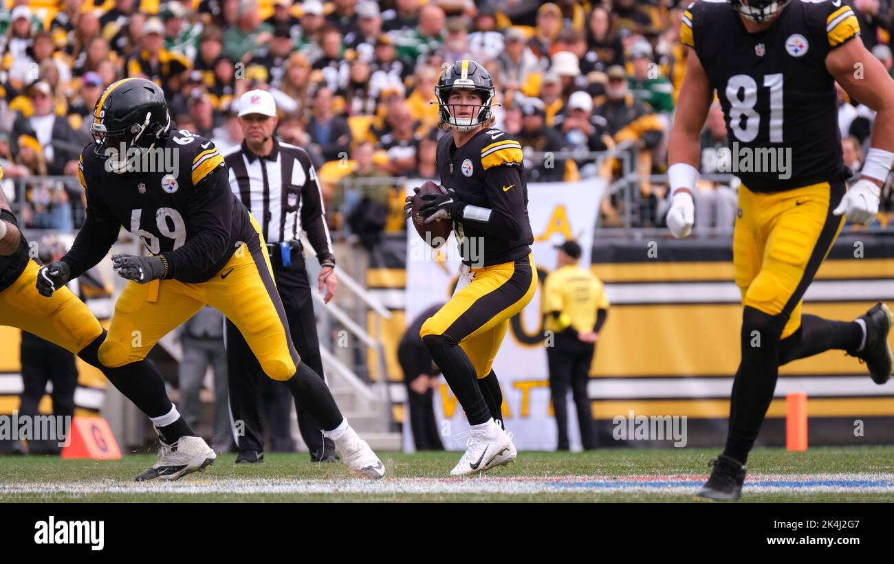 Pittsburgh, USA. Acrisure Stadium. 2nd Oct, 2022. Kenny Pickett #8 during the Pittsburgh Steelers vs New York Jets game in Pittsburgh, PA at Acrisure Stadium. Jason Pohuski/CSM/Alamy Live News Stock Photo