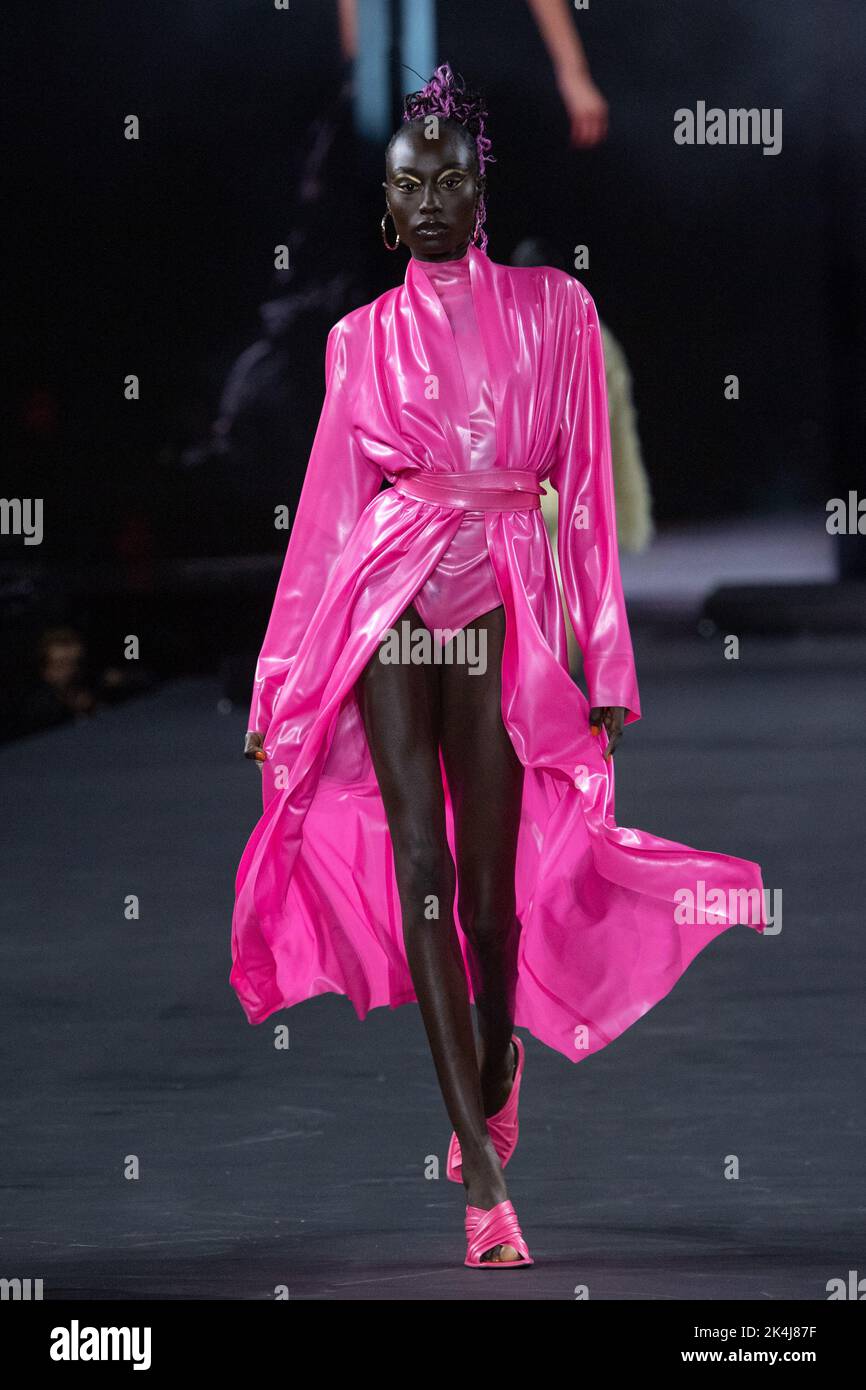 A model walks the runway during the L'Oreal Womenswear Spring/Summer 2023  show as part of Paris Fashion Week in Paris, France on October 02, 2022.  Photo by Aurore Marechal/ABACAPRESS.COM Stock Photo -