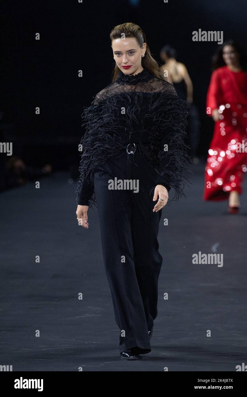 Katherine Langford walks the runway during the L'Oreal Womenswear  Spring/Summer 2023 show as part of Paris Fashion Week in Paris, France on  October 02, 2022. Photo by Aurore Marechal/ABACAPRESS.COM Stock Photo 