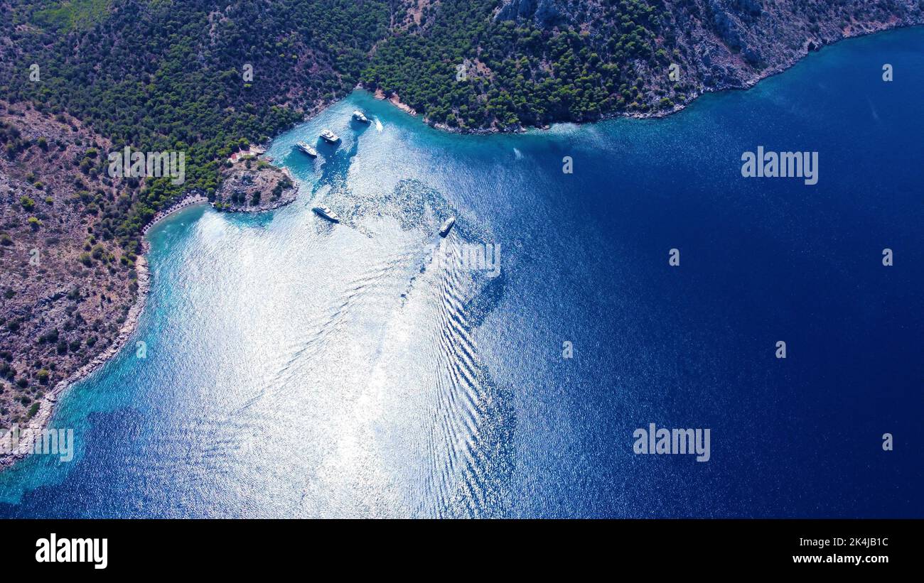 An aerial view of boats moored at a beach covered with greenery Stock ...