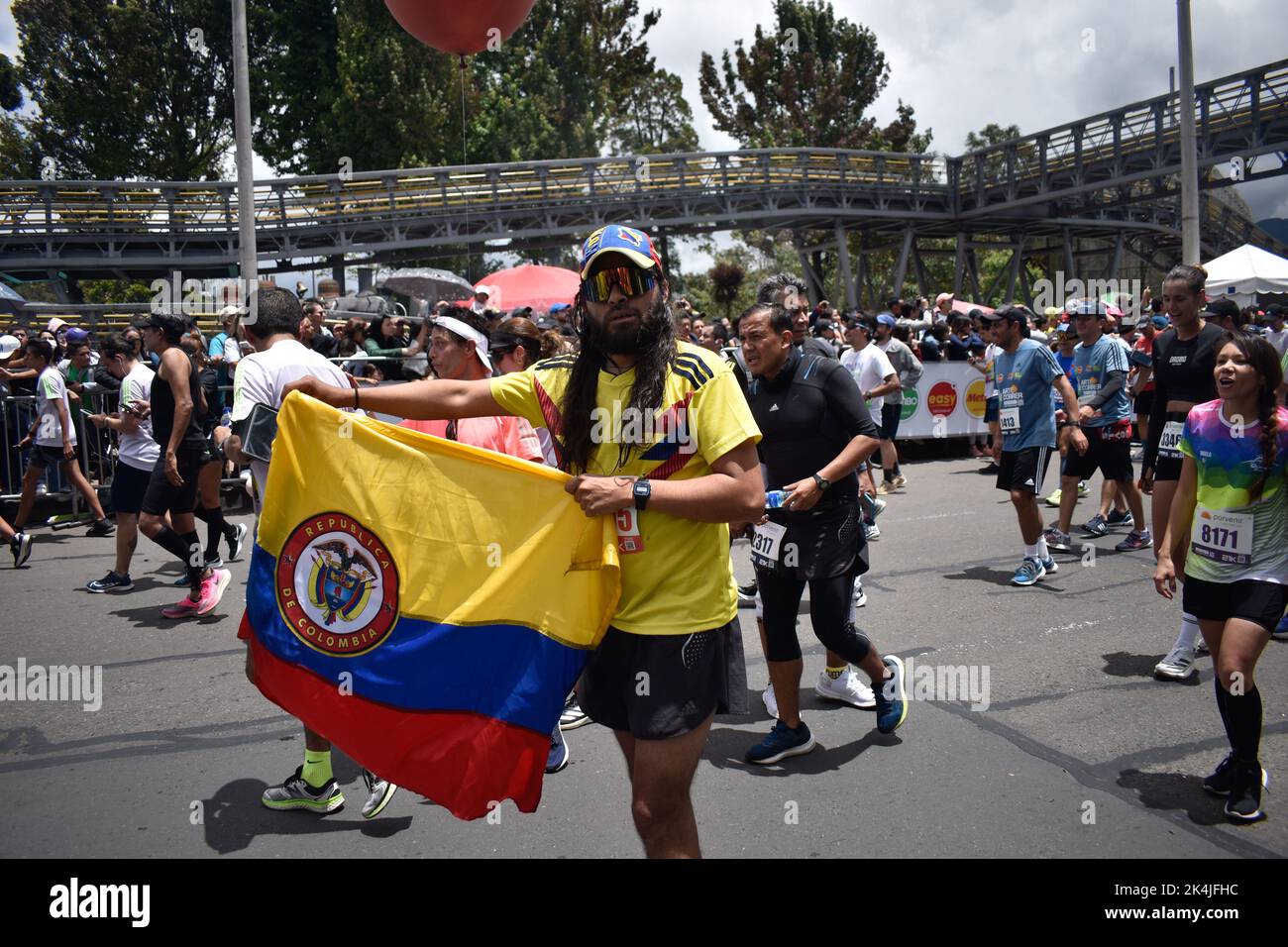 A runner holds a Colombian flag during the comeback after two years of