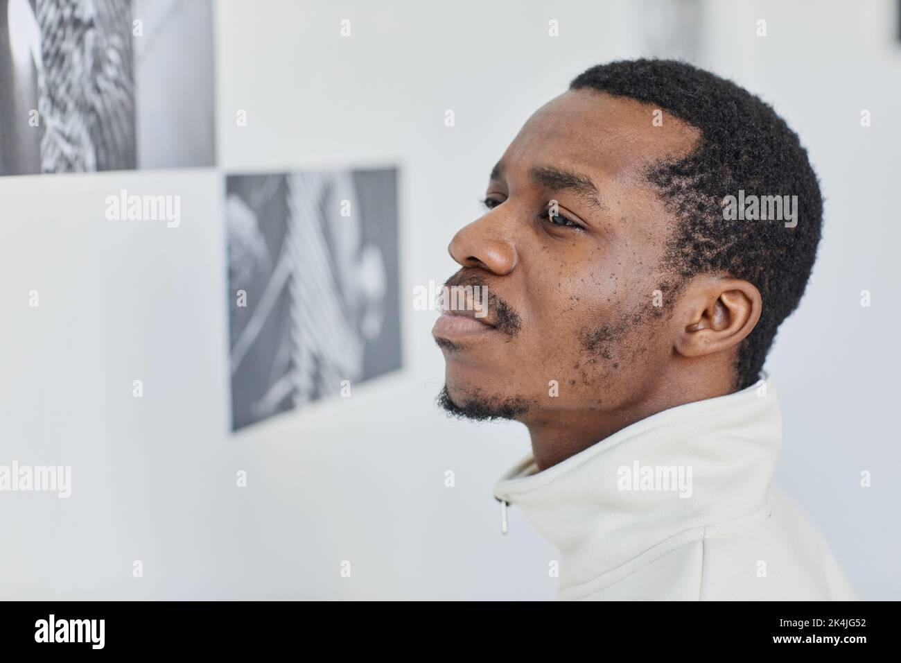 Black man art gallery hi-res stock photography and images - Alamy