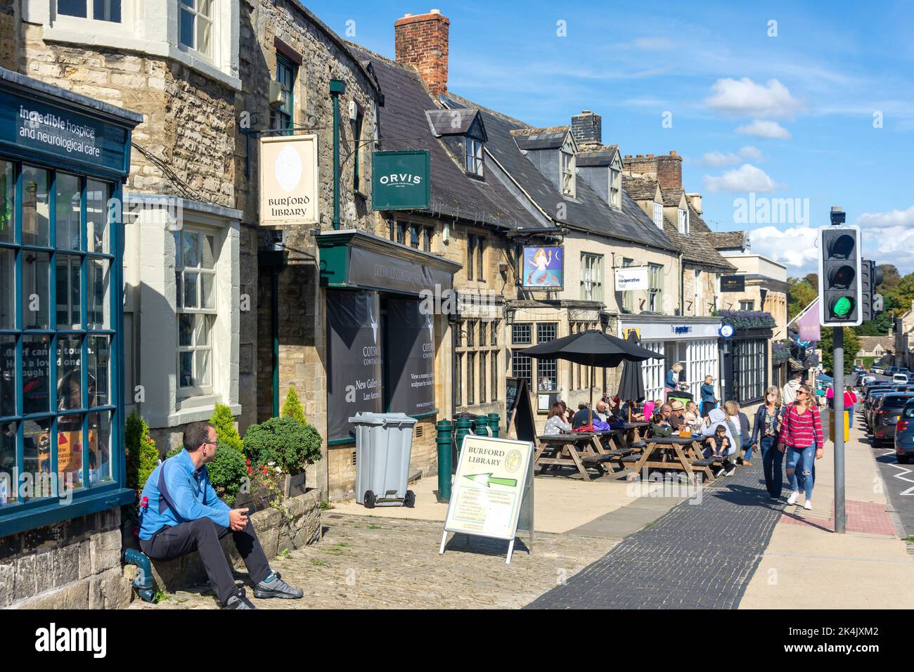 Burford Library and The Mermaid of Burford Pub, High Street, Burford ...