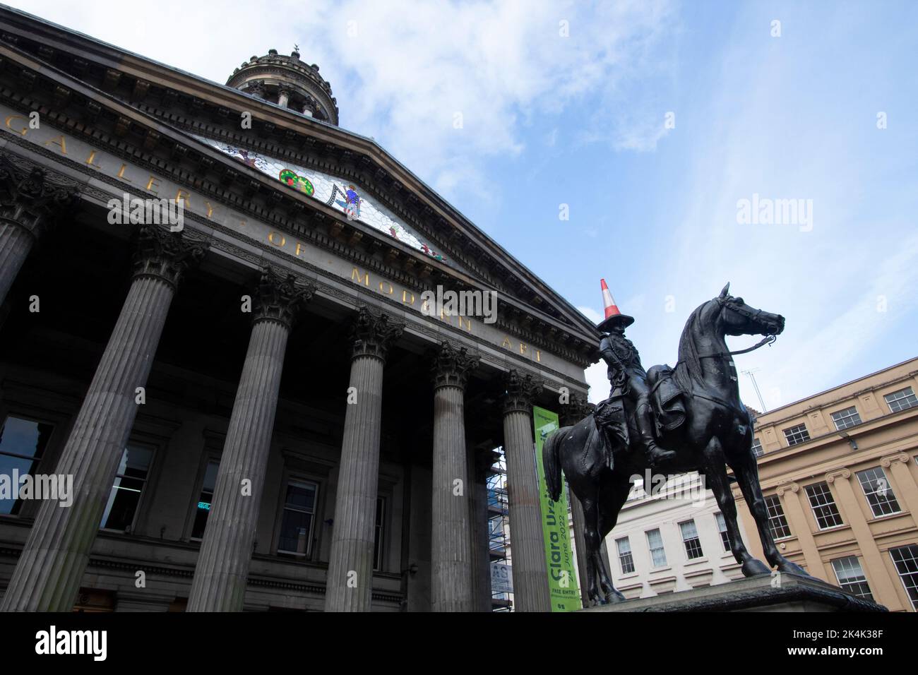 The Gallery of Modern Art (GOMA), with the equestrian statue of the Duke of Wellington complete with a traffic cone on his head, Glasgow, Scotland UK Stock Photo