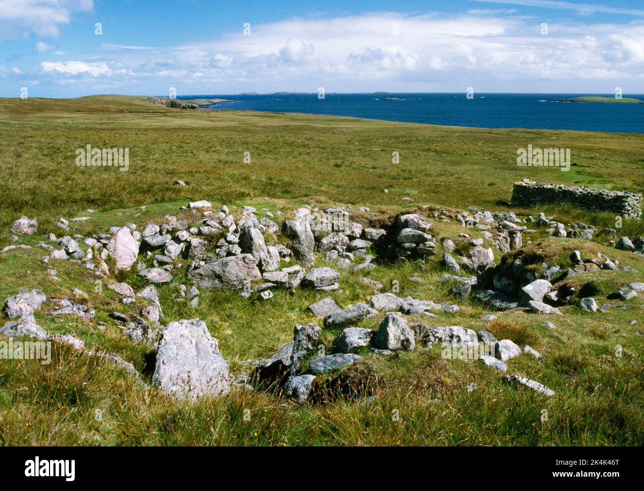 Bunzie Hoose, Pettigarths Field Settlement, Whalsay. Looking over back of the Neolithic dwelling with the neat rectangular spoil tip of the excavation. Stock Photo