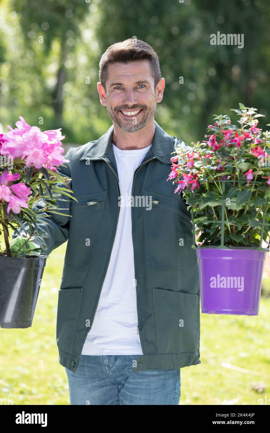 Man working in garden center hi-res stock photography and images - Alamy