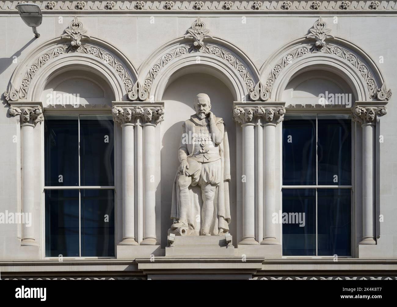 London, England, UK. Statue overlooking Holborn Viaduct: Sir Hugh Myddleton (1560-1631 - founder of the New River Company) Stock Photo