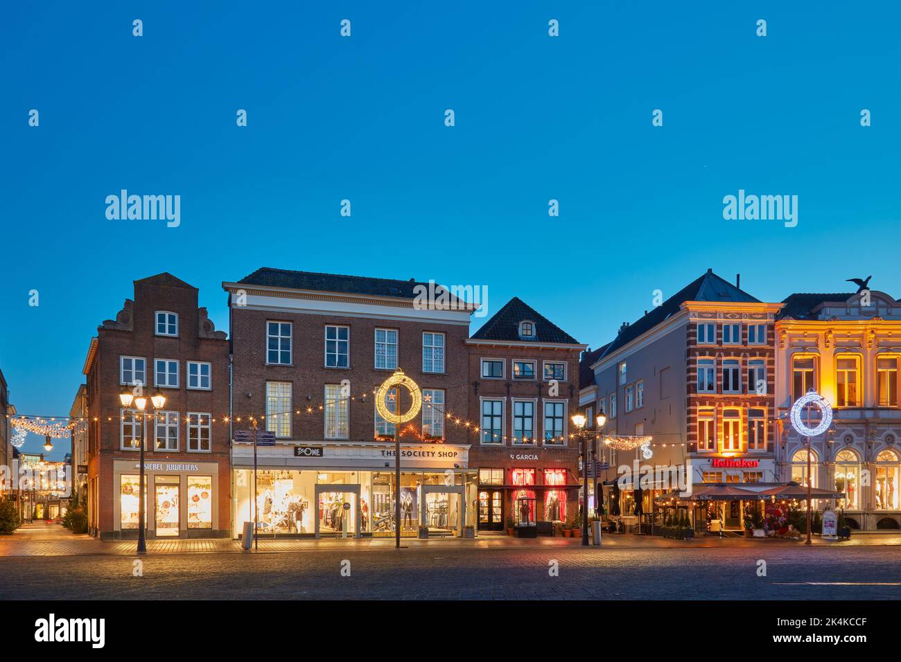 Den bosch, The Netherlands - December 21, 2021: Retail stores and pub on the central square 'Markt' in the city center of Den Bosch, The Netherlands Stock Photo
