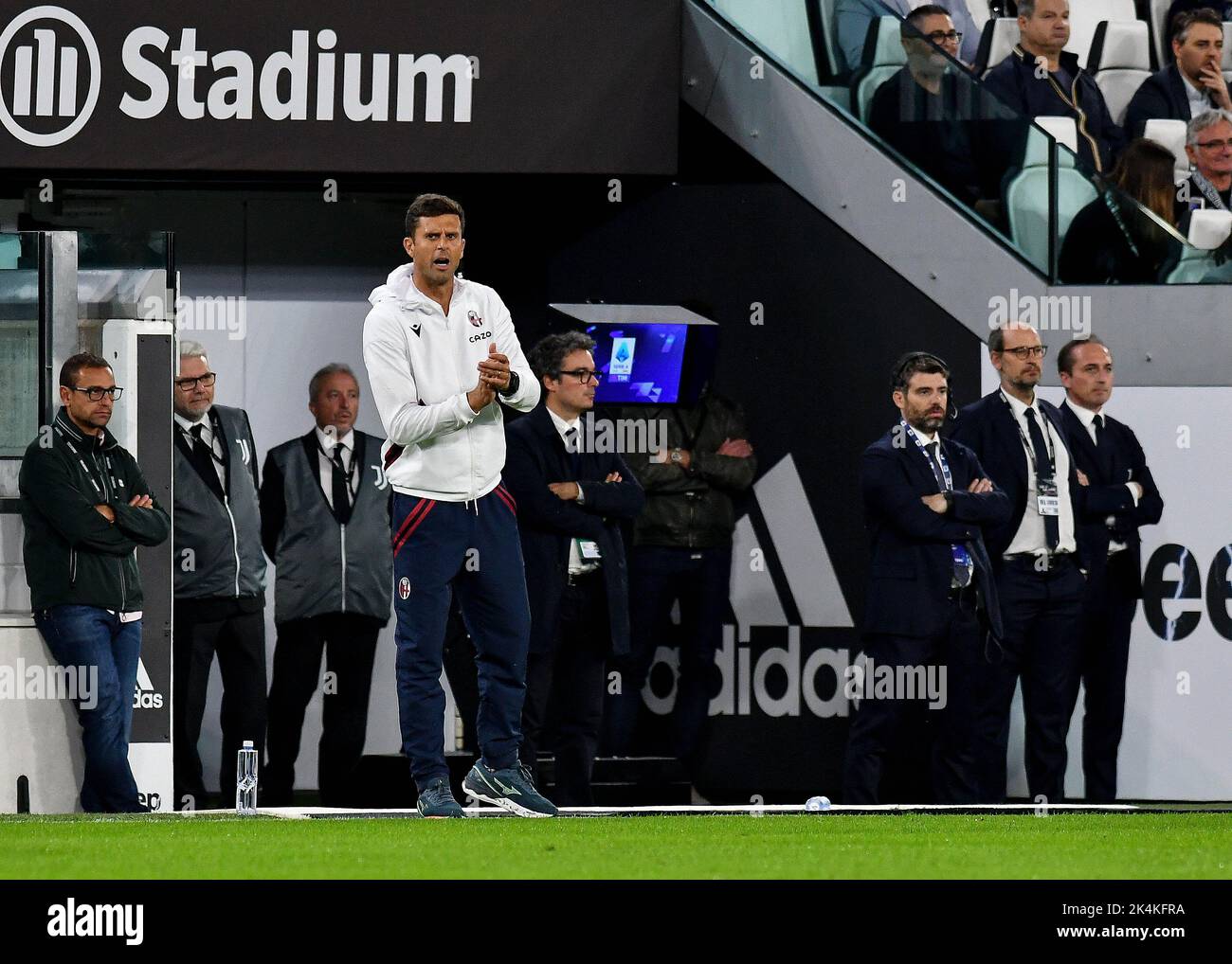 Thiago Motta Head Coach of Bologna FC shouts to his players during the