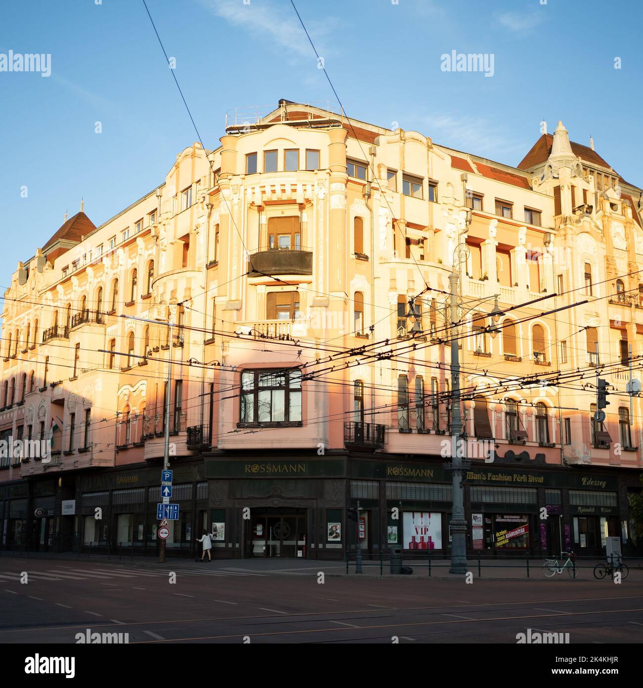 City landscape of a building at a crossroad Stock Photo - Alamy