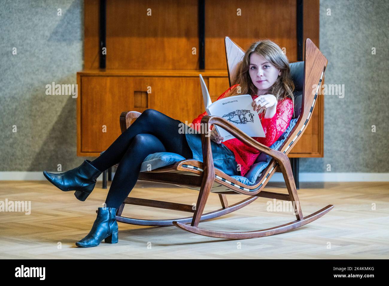 London, UK. 3rd Oct, 2022. Cassina Rocking chair, model no. 572 ...