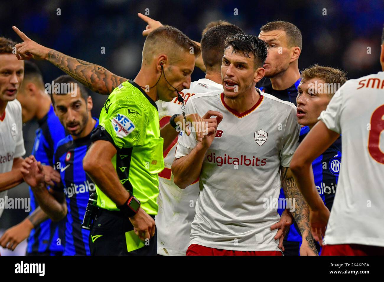 Milano, Italy. 01st, October 2022. Roger Ibanez of Roma seen during the Serie A match between Inter and Roma at Giuseppe Meazza in Milano. (Photo credit: Gonzales Photo - Tommaso Fimiano). Stock Photo