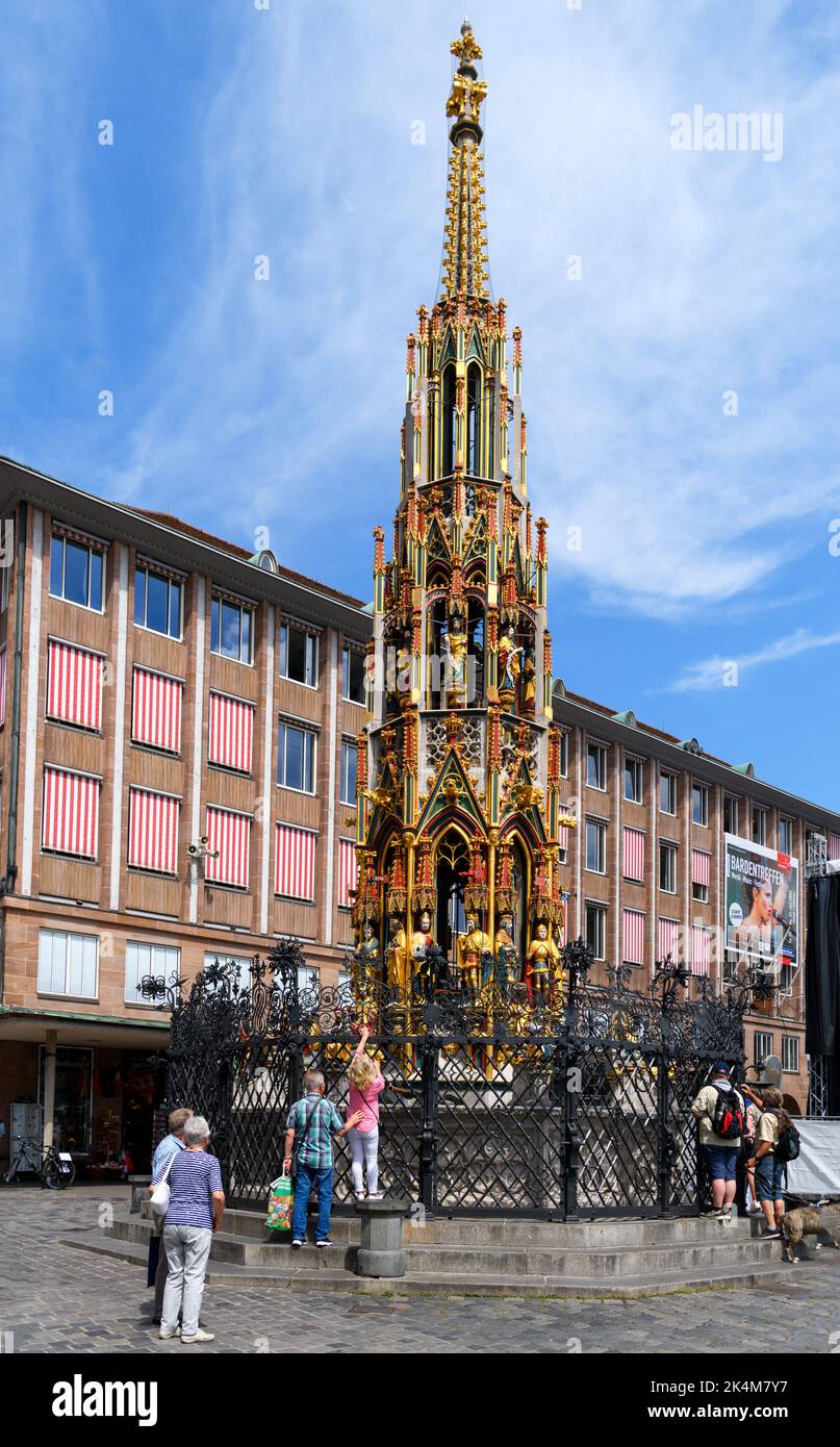 The Schöner Brunnen (Beautiful Fountain) in the Hauptmarkt, Old Town (Altstadt), Nuremberg