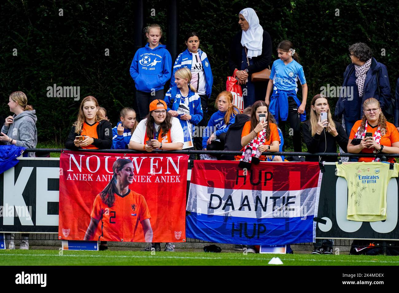 ZEIST, NETHERLANDS - OCTOBER 3: Supporter of the Netherlands during a Training Session of the Netherlands Women’s Football Team at the KNVB Campus on October 3, 2022 in Zeist, Netherlands (Photo by Joris Verwijst/Orange Pictures) Stock Photo