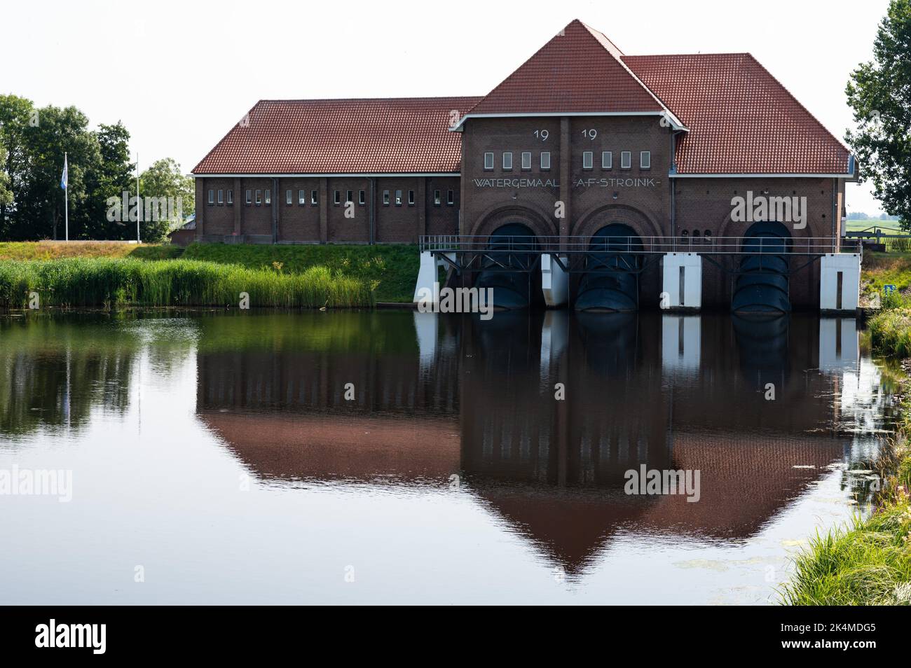 Brick water well wooden roof hi-res stock photography and images - Alamy
