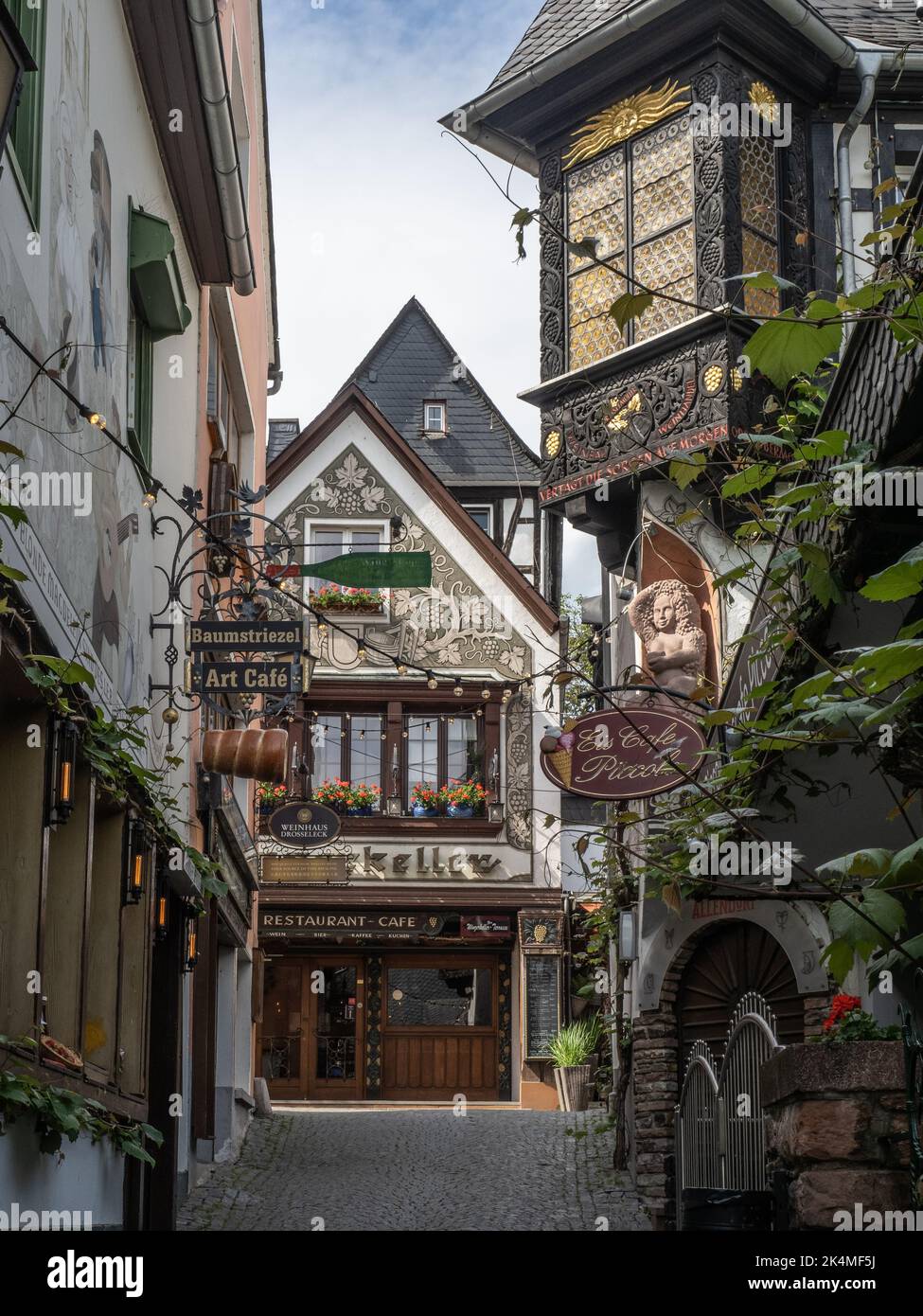 Die Drosselgasse, historic street in Rüdesheim, Germany Stock Photo - Alamy